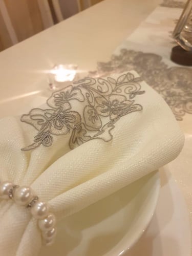 مفرش دانتيل رمادي