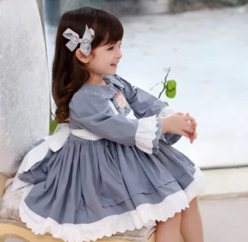 فستان رمادي بحزام أبيض من الخلف