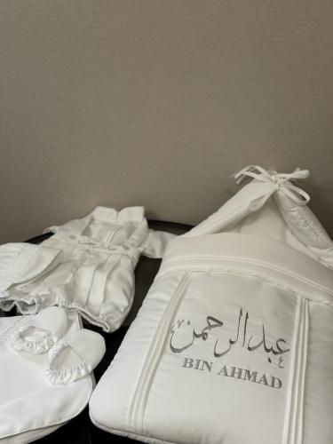 طقم أبيض مكون من ٥ قطع