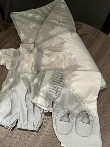 طقم رمادي مع أبيض مكون من ٥ قطع