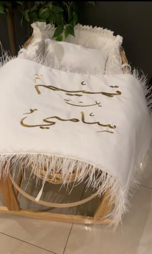 وشاح سرير بأطراف من الريش مع التطريز