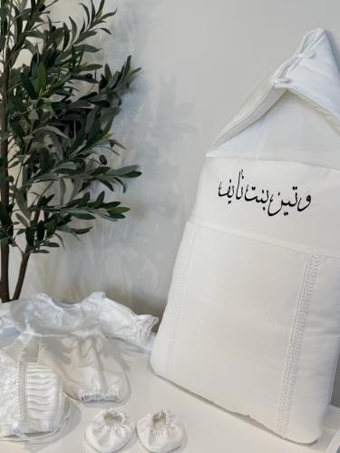 طقم مواليد باللون الأبيض مكون من ٤ قطع