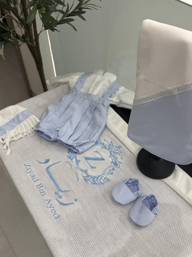 طقم مواليد مكون من5قطع باللون السماوي مع الابيض