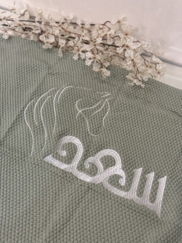 بطانية مواليد باللون الفستقي شامل التطريز
