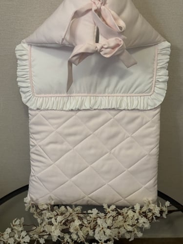 مدس باللون الوردي مع الأبيض