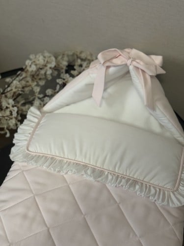 مدس باللون الوردي مع الأبيض