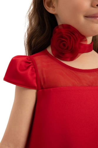 فستان أحمر مع اكسسوار رقبه