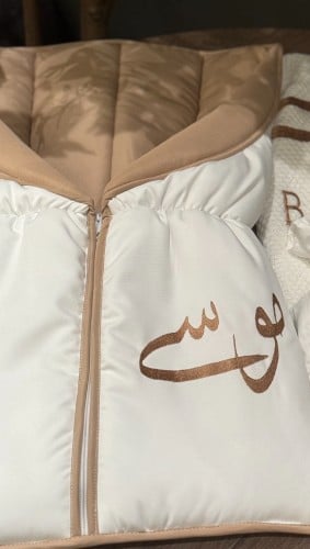 مدس باللون الأبيض مع البيج الغامق من الداخل