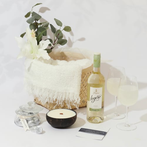 هدية مزينة بغصن زهرة الزنبق ‏Lily Flower Gift