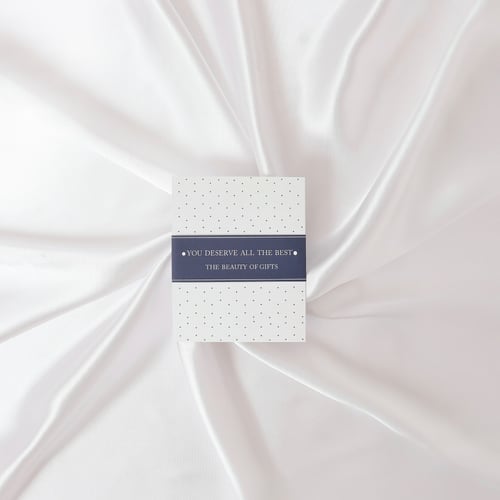 هدية مزينة بغصن زهرة الزنبق ‏Lily Flower Gift