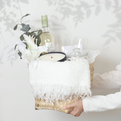 هدية مزينة بغصن زهرة الزنبق ‏Lily Flower Gift