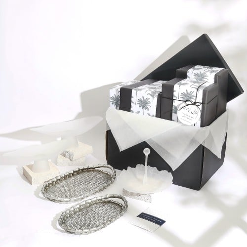 هدية منزل جديد مغلفة بطبعات النخيل ‏A Gift Wrapped...