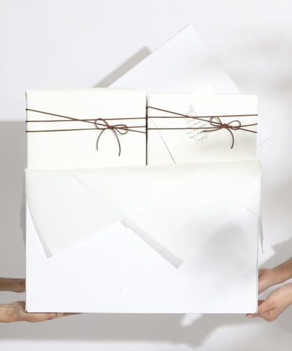 هدية باللون الخشبي والأبيض ‏Wood And White Gift