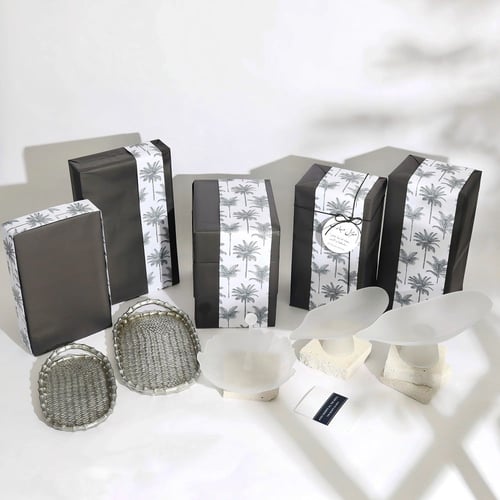 هدية منزل جديد مغلفة بطبعات النخيل ‏A Gift Wrapped...