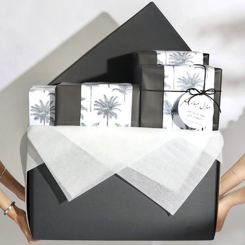 هدية منزل جديد مغلفة بطبعات النخيل ‏A Gift Wrapped...