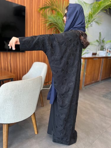 نص بشت تطريز بالظهر اسود.