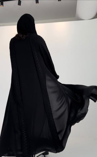 عباية كلوش بتطريز.