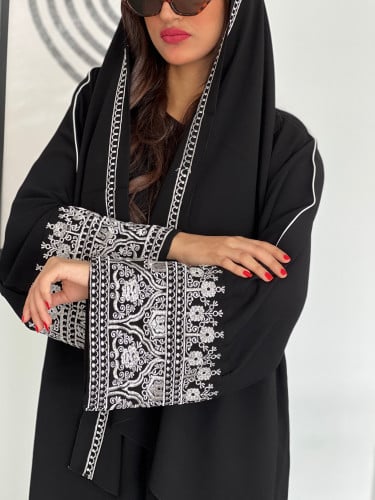 اكمام واسعه مطرزة