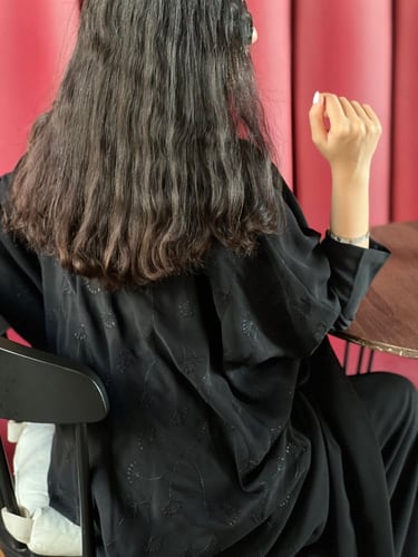 نص بشت تطريز اسود.