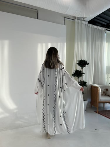 نص بشت ابيض تطريز اسود