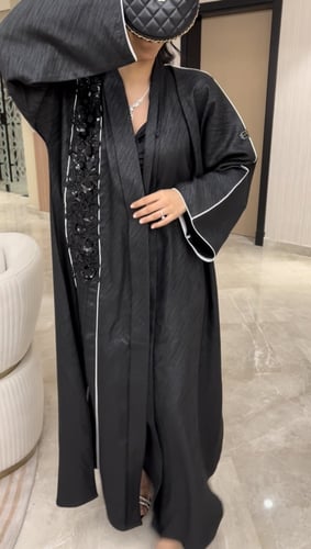 قصة واسعة قماش لامع