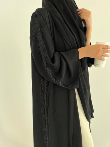 عباية تطريز وشك اسود.