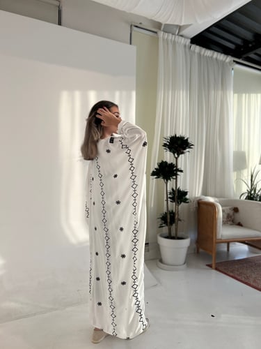 نص بشت ابيض تطريز اسود