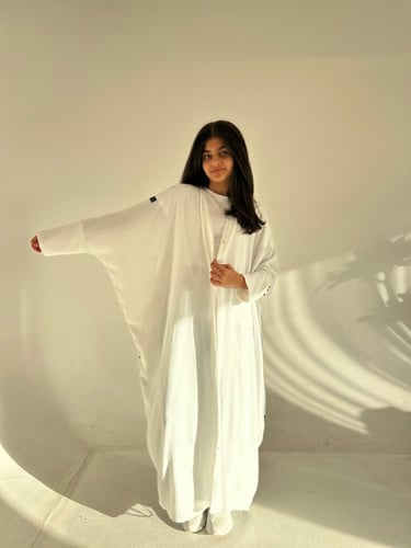 نص بشت ابيض تطريز اسود