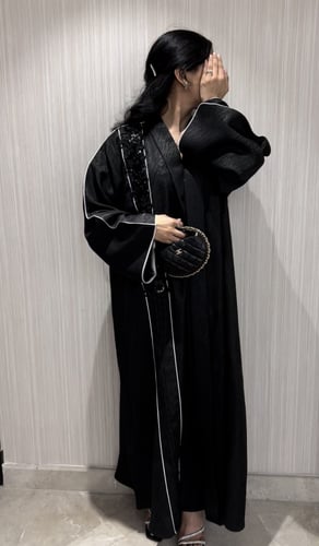 قصة واسعة قماش لامع