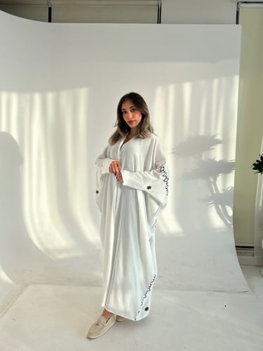 نص بشت ابيض تطريز اسود