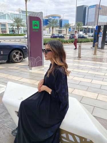 نص بشت تطريز بالظهر كحلي.