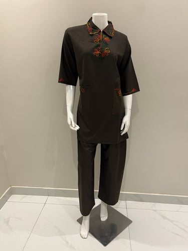 زي عاملات مطرز