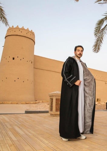 فروة رجالية جوخ أسود فاخرة مبطنة بفرو رمادي ناعم