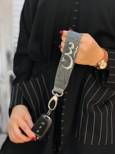 ميدالية مفاتيح جلدية بألوان متعددة مع تطريز الاسم