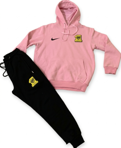 طقم هودي وردي مع بنطلون أسود 2025 يمنحك أناقة وراح...