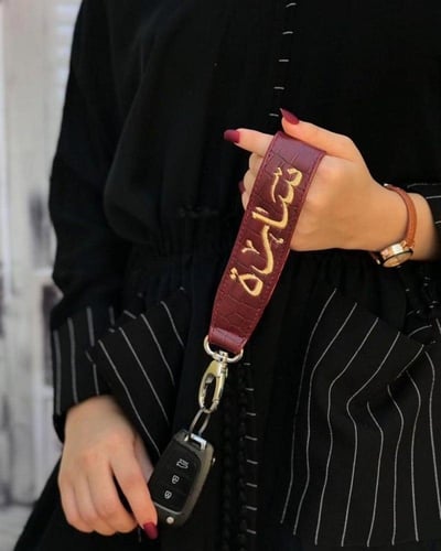 ميدالية مفاتيح جلدية بألوان متعددة مع تطريز الاسم