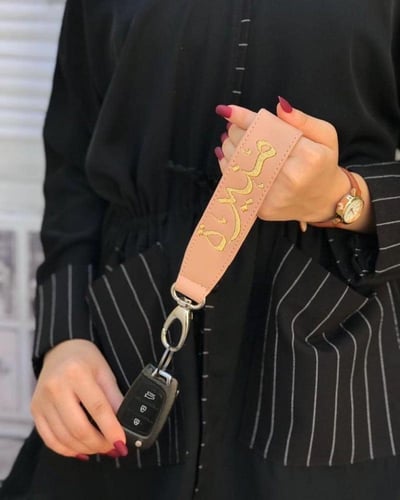 ميدالية مفاتيح جلدية بألوان متعددة مع تطريز الاسم