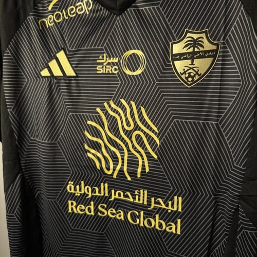 تيشيرت الأهلي التراثي 2025 الأسود بلمسات ذهبية فاخ...