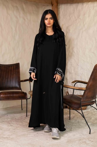 عباية اسود بتطريز ابيض