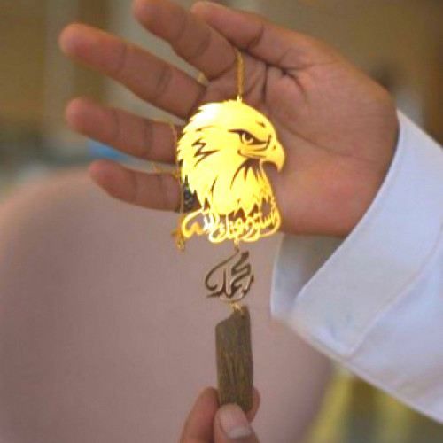 تعليقة الصقر مع كسرة العود بالاسم حسب طلبك