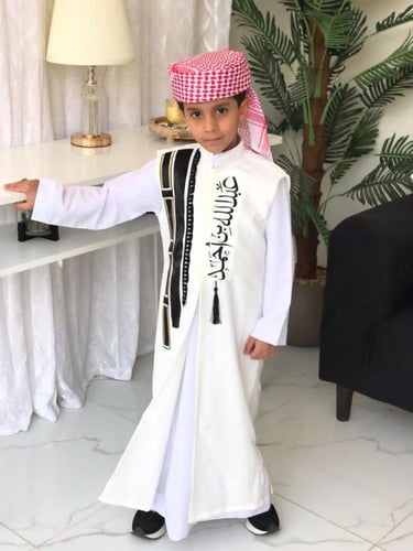 دقلة ولادي لون ابيض بتطريز الاسم باللون الاسود - م...