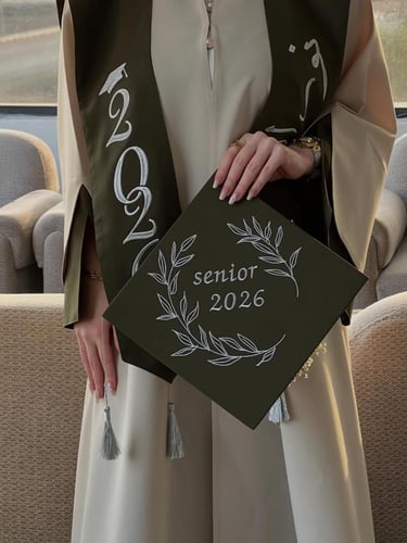 عباية تخرج زيتوني مع وشاح 2026 تطريز فضي من لحظة ت...