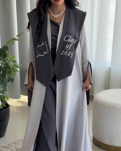 عبايه تخرج 2025 إرتقي في يوم تخرجك مع هذا الروب ال...