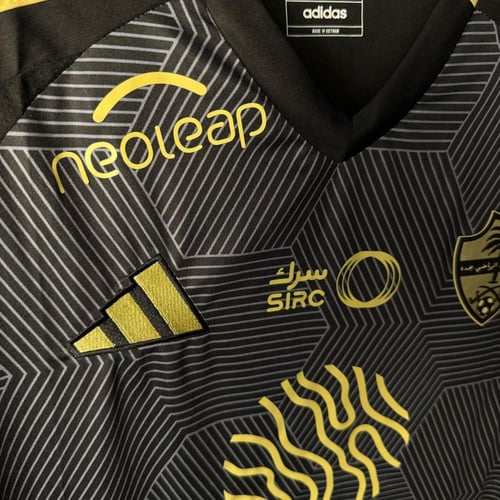 تيشيرت الأهلي التراثي 2025 الأسود بلمسات ذهبية فاخ...