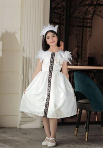 فستان بناتي أبيض بأطراف ريش وتزيين السدو مع طوق ري...