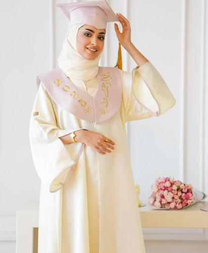 عبايه تخرج 2025 لون سكري يميزك عن غيرك من الخريجات