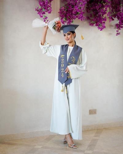 عبايه تخرج 2025 لون ابيض نيلي مع وشاح وقبوع