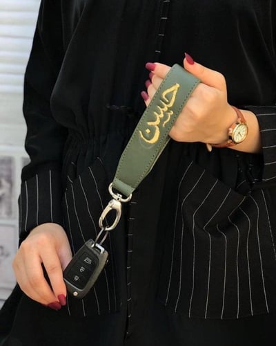 ميدالية مفاتيح جلدية بألوان متعددة مع تطريز الاسم