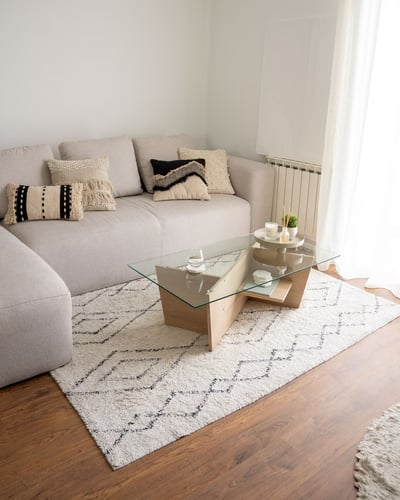 طاولة وسط خشبية هندسية باللون البيج - الحجم: 107x5...