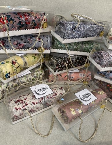 عرض عشرة بوكسات روز متنوعة